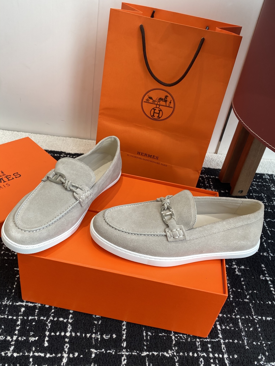 代购级
Hermes 爱马仕经典H 情侣款 乐福鞋 经久不衰 休闲 简约风格免系带休闲运动鞋

舒适 休