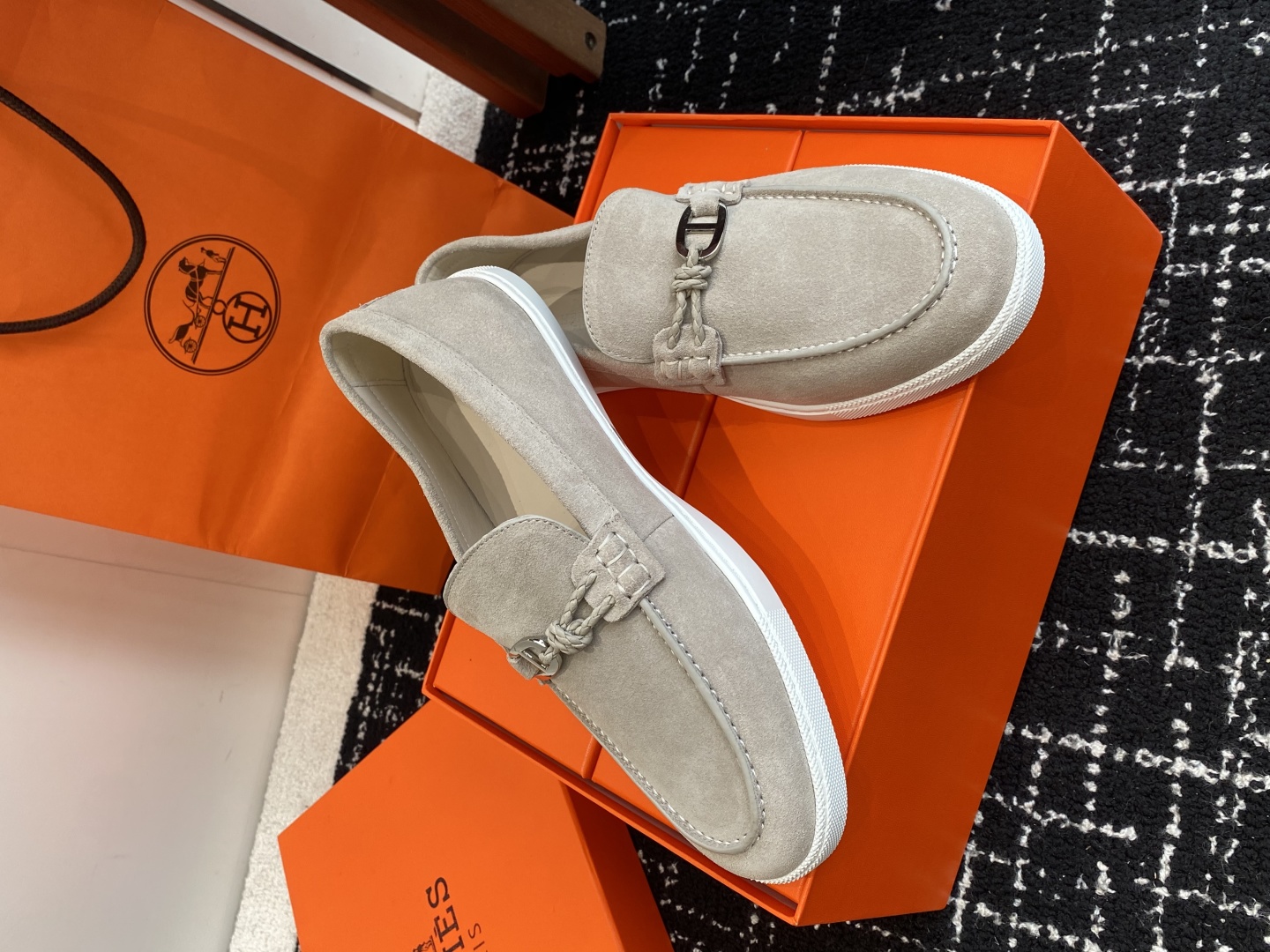 代购级
Hermes 爱马仕经典H 情侣款 乐福鞋 经久不衰 休闲 简约风格免系带休闲运动鞋

舒适 休