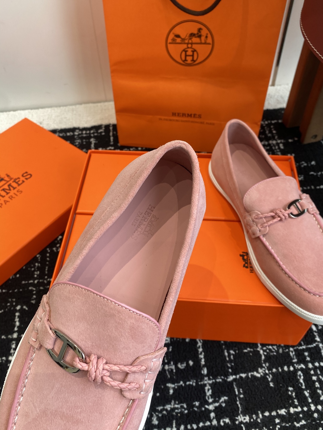 代购级
Hermes 爱马仕经典H 情侣款 乐福鞋 经久不衰 休闲 简约风格免系带休闲运动鞋

舒适 休