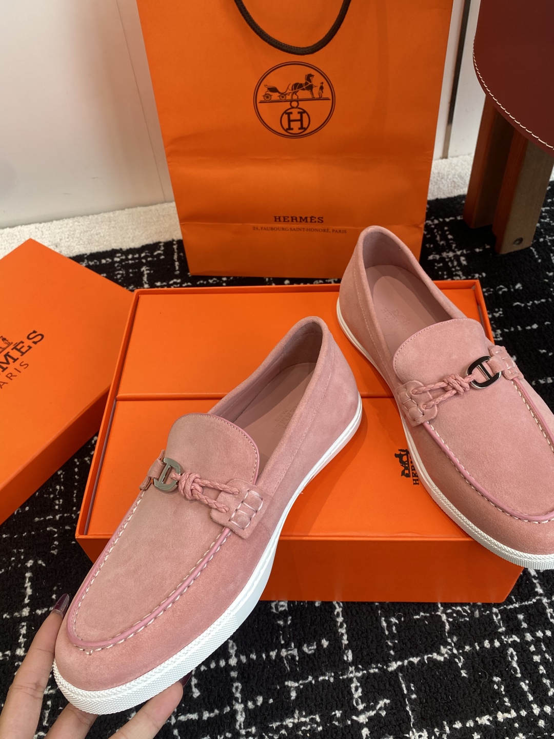代购级
Hermes 爱马仕经典H 情侣款 乐福鞋 经久不衰 休闲 简约风格免系带休闲运动鞋

舒适 休