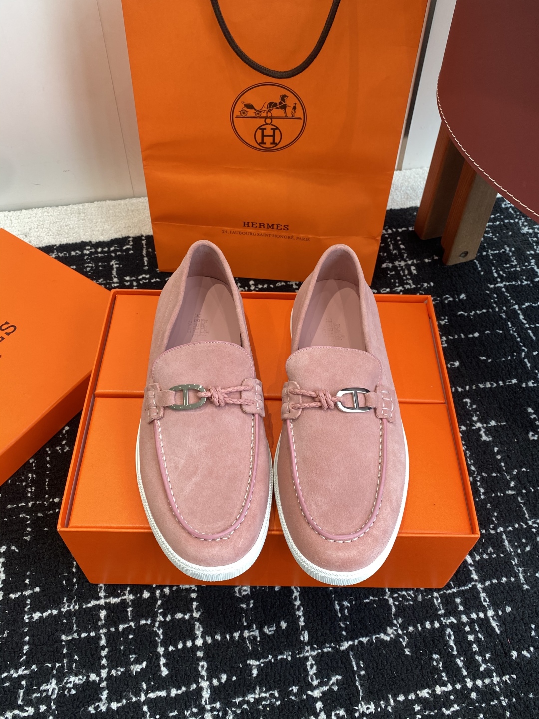 代购级
Hermes 爱马仕经典H 情侣款 乐福鞋 经久不衰 休闲 简约风格免系带休闲运动鞋

舒适 休