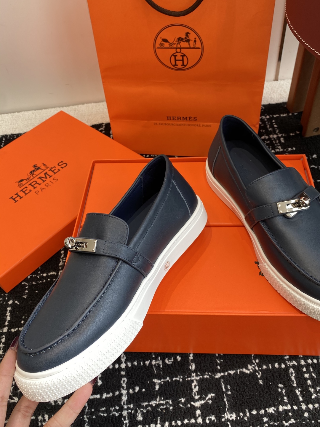 代购级
Hermes 爱马仕经典H 情侣款 乐福鞋 经久不衰 休闲 简约风格免系带休闲运动鞋

舒适 休