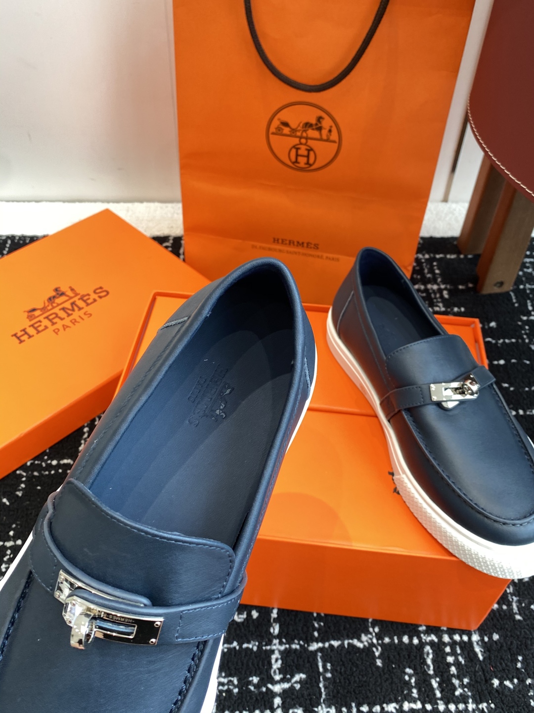 代购级
Hermes 爱马仕经典H 情侣款 乐福鞋 经久不衰 休闲 简约风格免系带休闲运动鞋

舒适 休