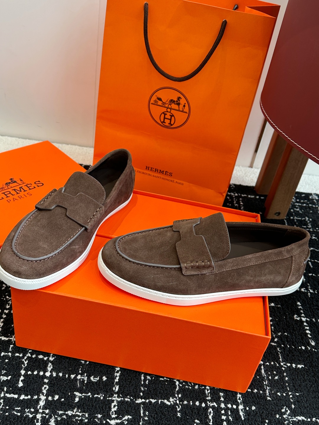 代购级
Hermes 爱马仕经典H 情侣款 乐福鞋 经久不衰 休闲 简约风格免系带休闲运动鞋

舒适 休