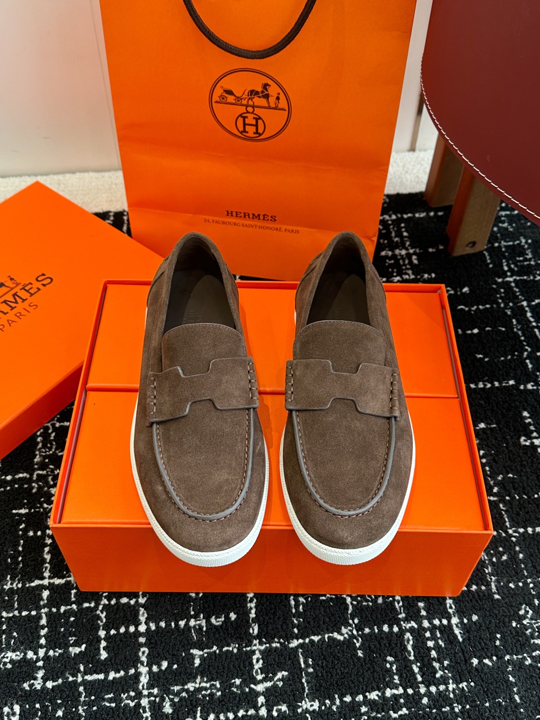代购级
Hermes 爱马仕经典H 情侣款 乐福鞋 经久不衰 休闲 简约风格免系带休闲运动鞋

舒适 休