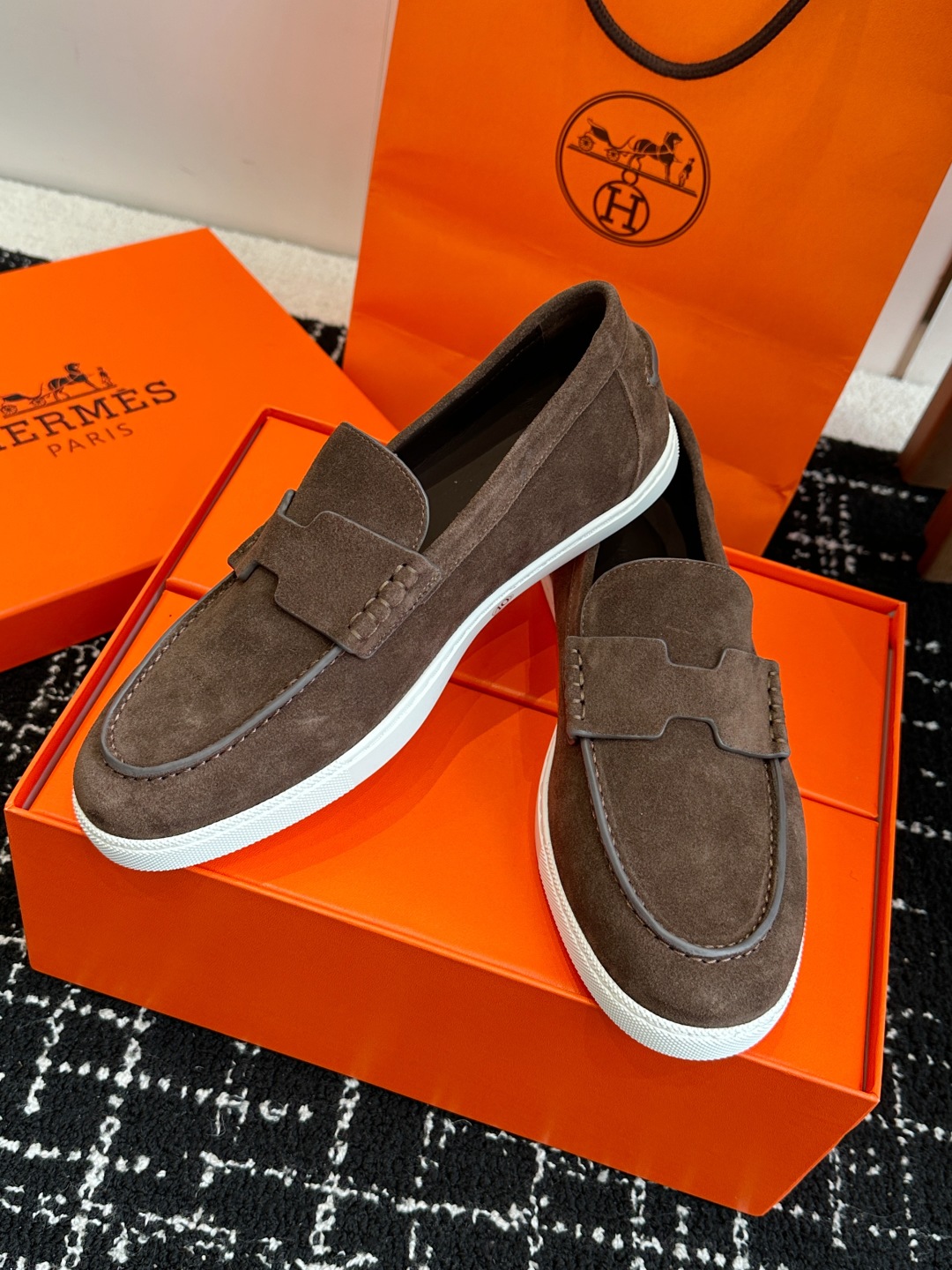 代购级
Hermes 爱马仕经典H 情侣款 乐福鞋 经久不衰 休闲 简约风格免系带休闲运动鞋

舒适 休