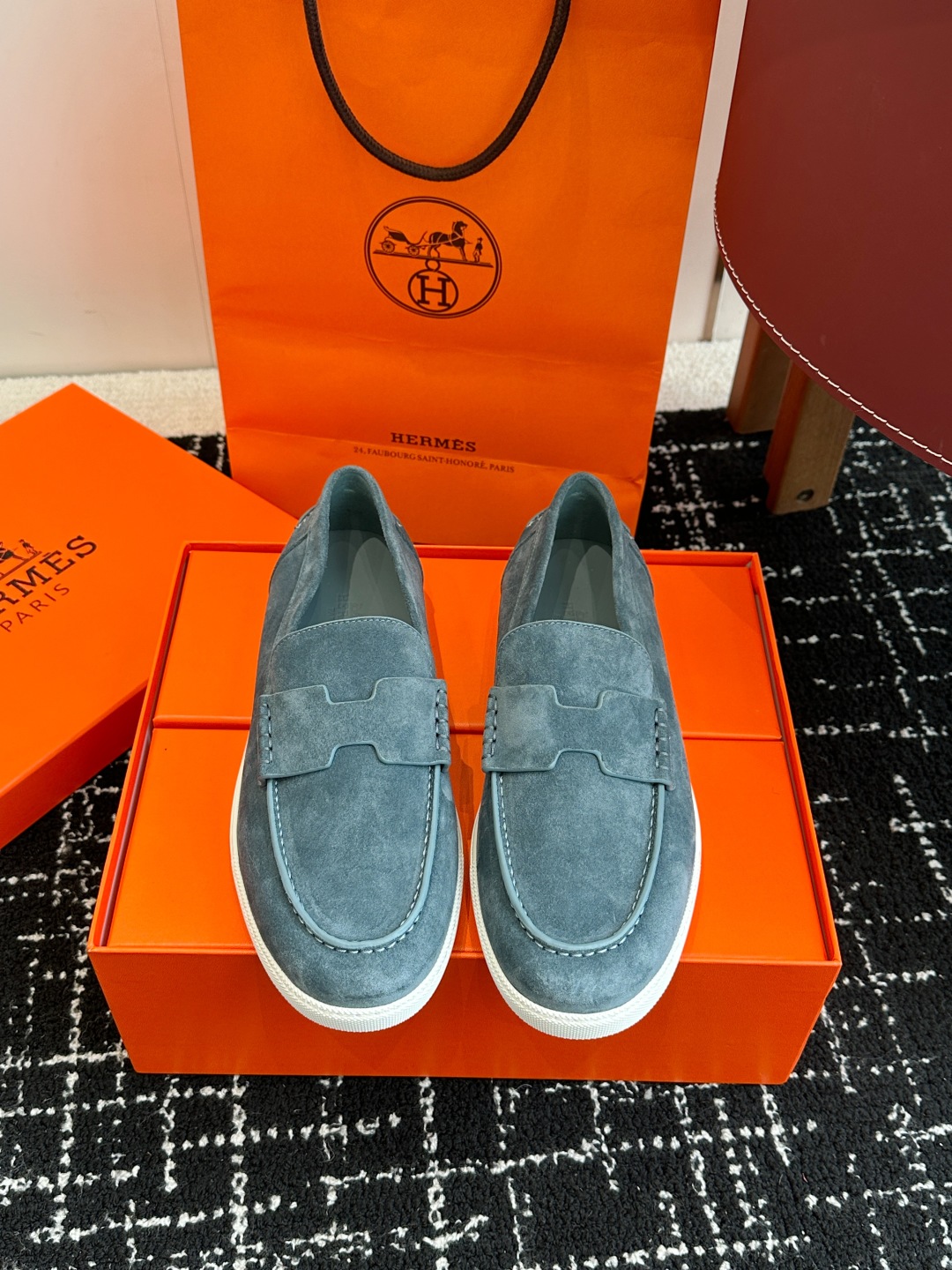 代购级
Hermes 爱马仕经典H 情侣款 乐福鞋 经久不衰 休闲 简约风格免系带休闲运动鞋

舒适 休