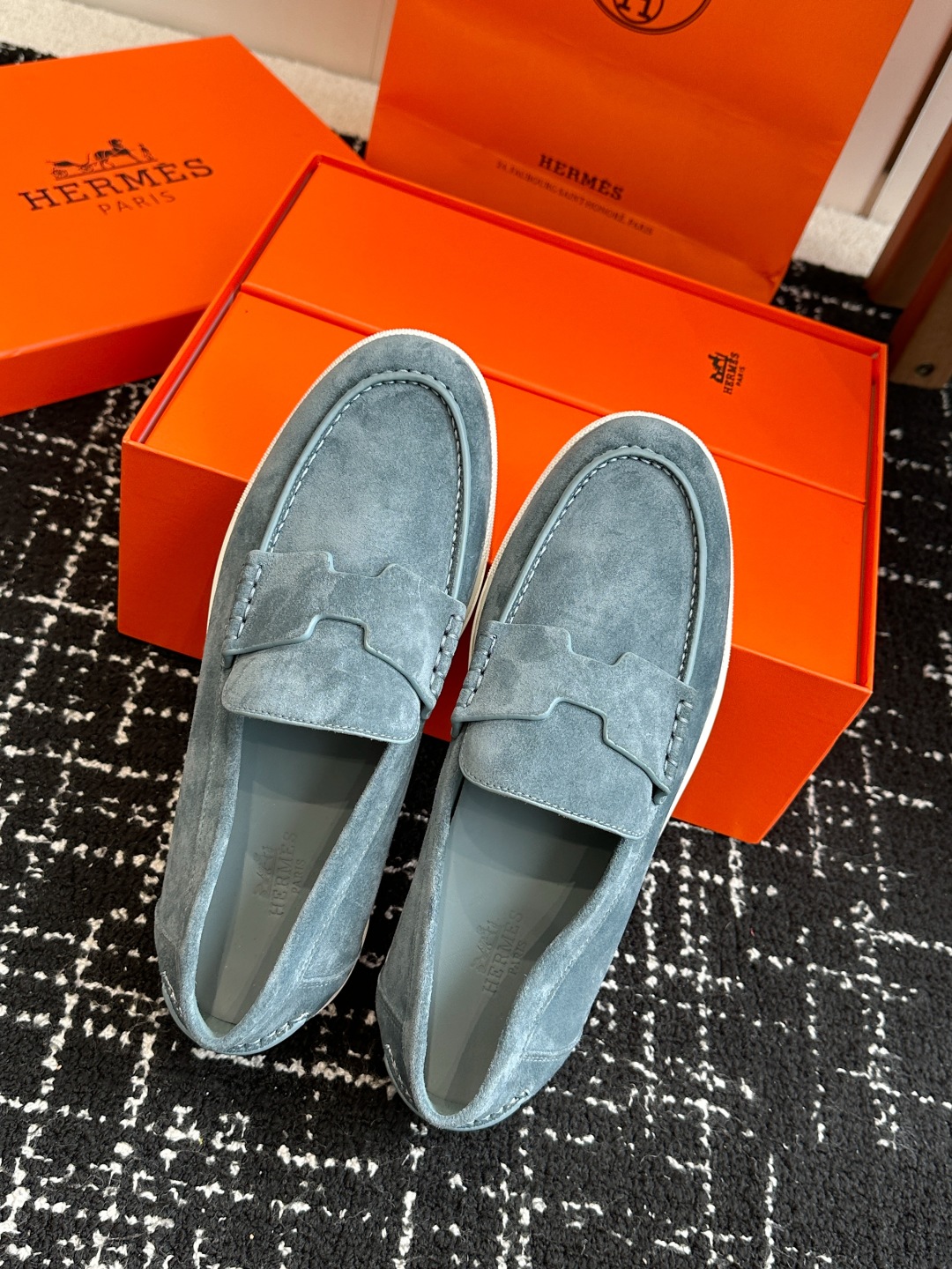 代购级
Hermes 爱马仕经典H 情侣款 乐福鞋 经久不衰 休闲 简约风格免系带休闲运动鞋

舒适 休