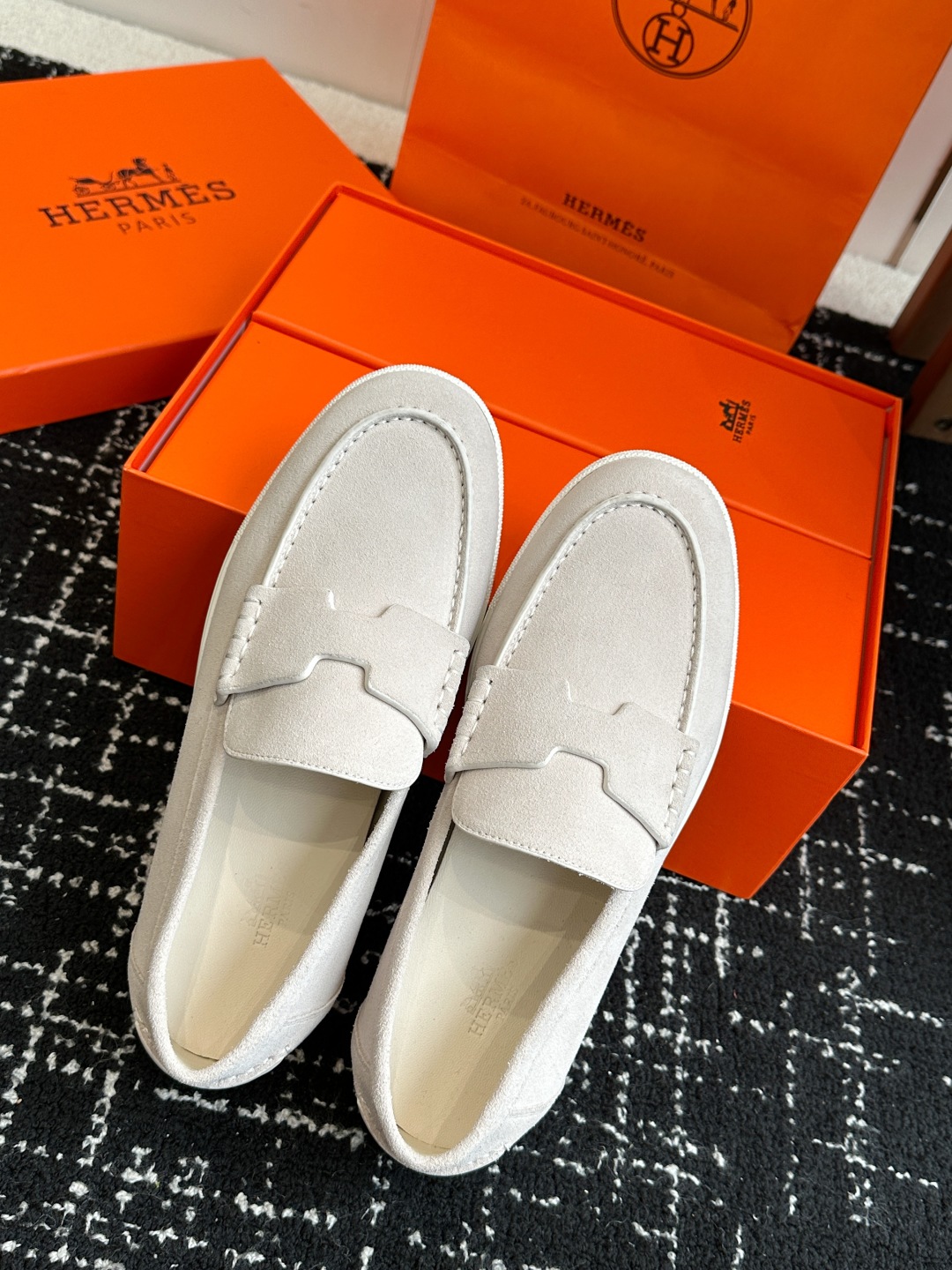 代购级
Hermes 爱马仕经典H 情侣款 乐福鞋 经久不衰 休闲 简约风格免系带休闲运动鞋

舒适 休