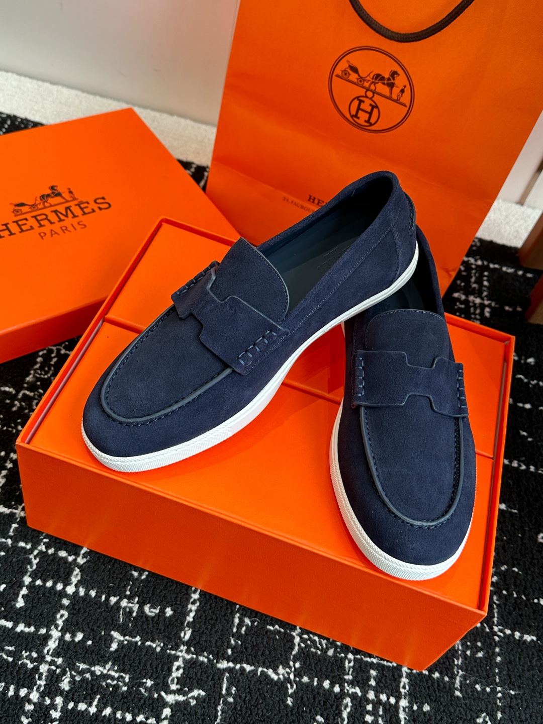 代购级
Hermes 爱马仕经典H 情侣款 乐福鞋 经久不衰 休闲 简约风格免系带休闲运动鞋

舒适 休