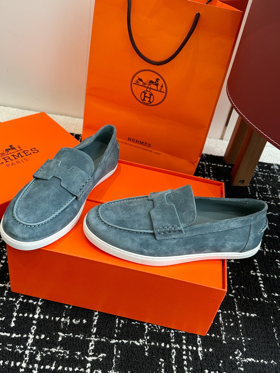 代购级
Hermes 爱马仕经典H 情侣款 乐福鞋 经久不衰 休闲 简约风格免系带休闲运动鞋

舒适 休