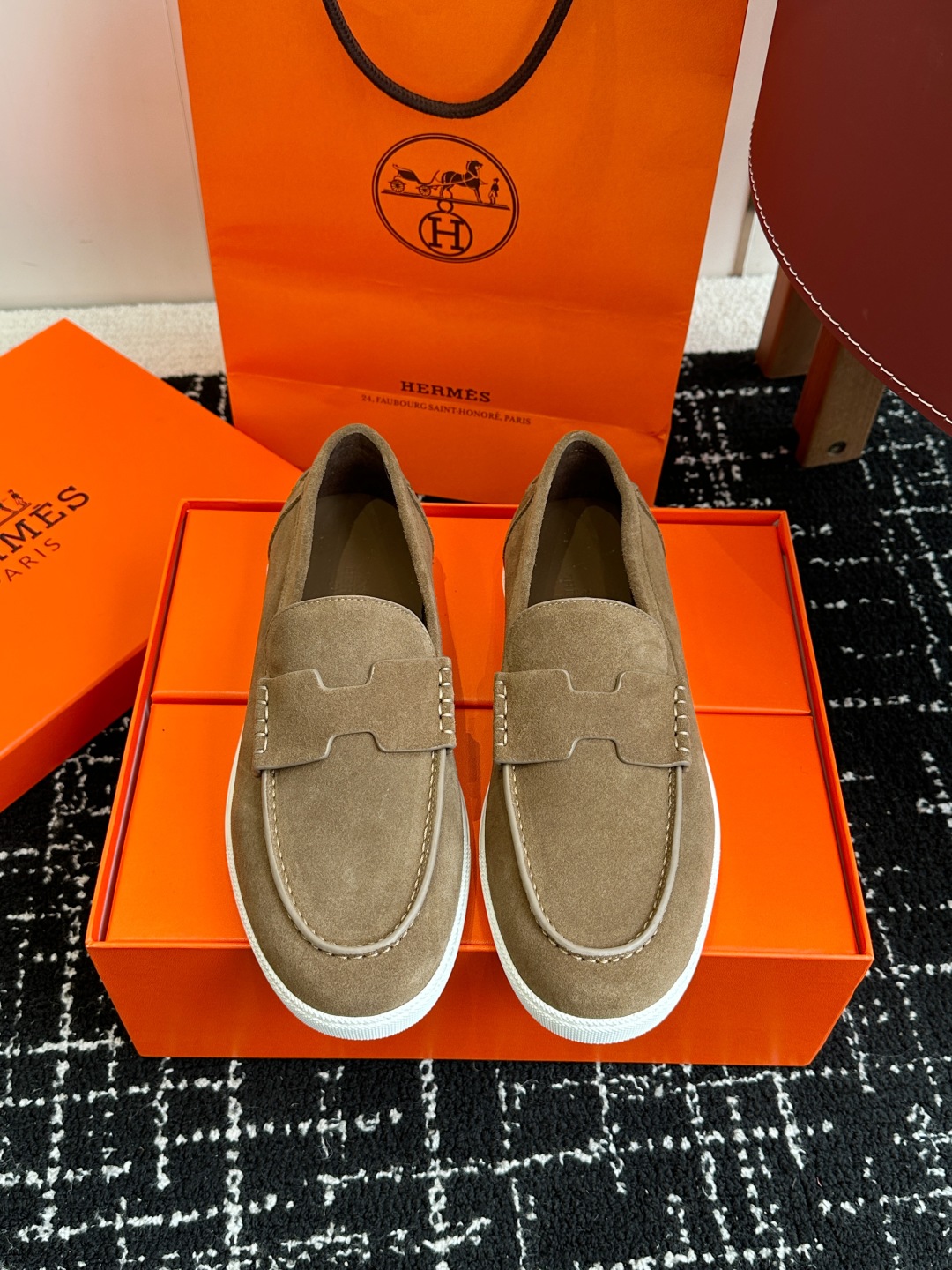 代购级
Hermes 爱马仕经典H 情侣款 乐福鞋 经久不衰 休闲 简约风格免系带休闲运动鞋

舒适 休