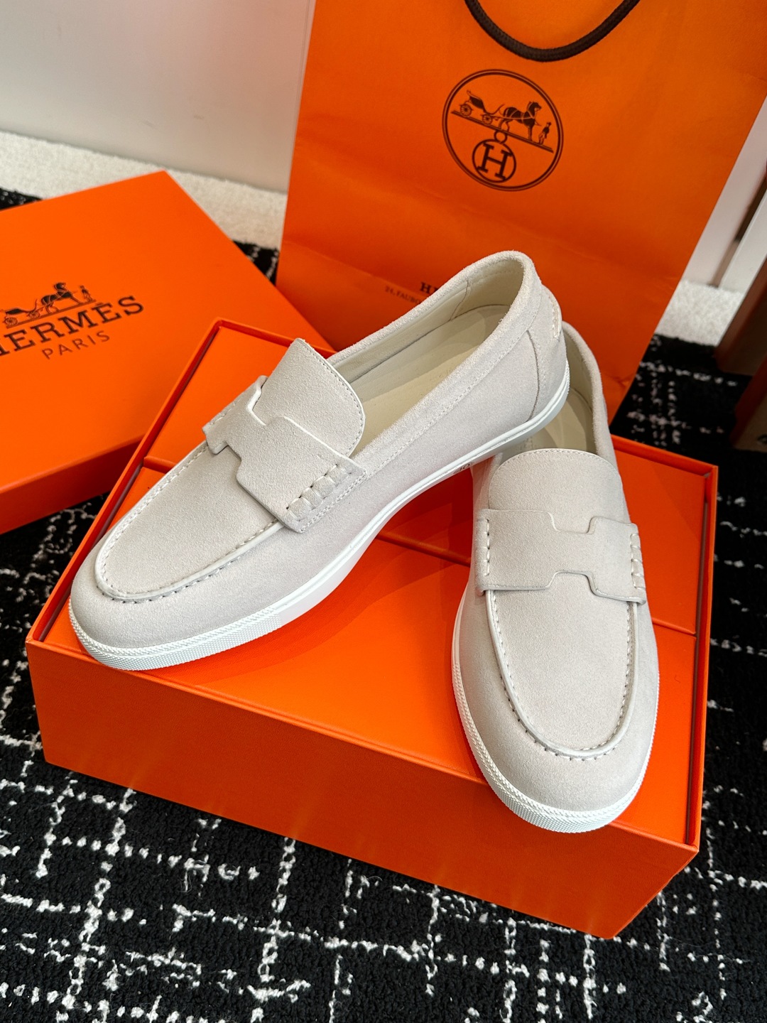 代购级
Hermes 爱马仕经典H 情侣款 乐福鞋 经久不衰 休闲 简约风格免系带休闲运动鞋

舒适 休
