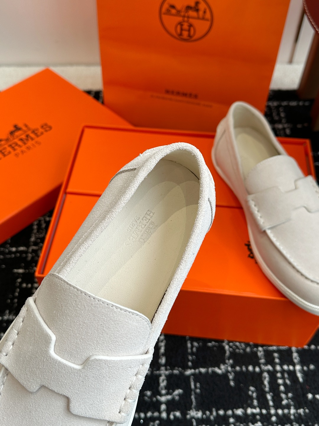 代购级
Hermes 爱马仕经典H 情侣款 乐福鞋 经久不衰 休闲 简约风格免系带休闲运动鞋

舒适 休