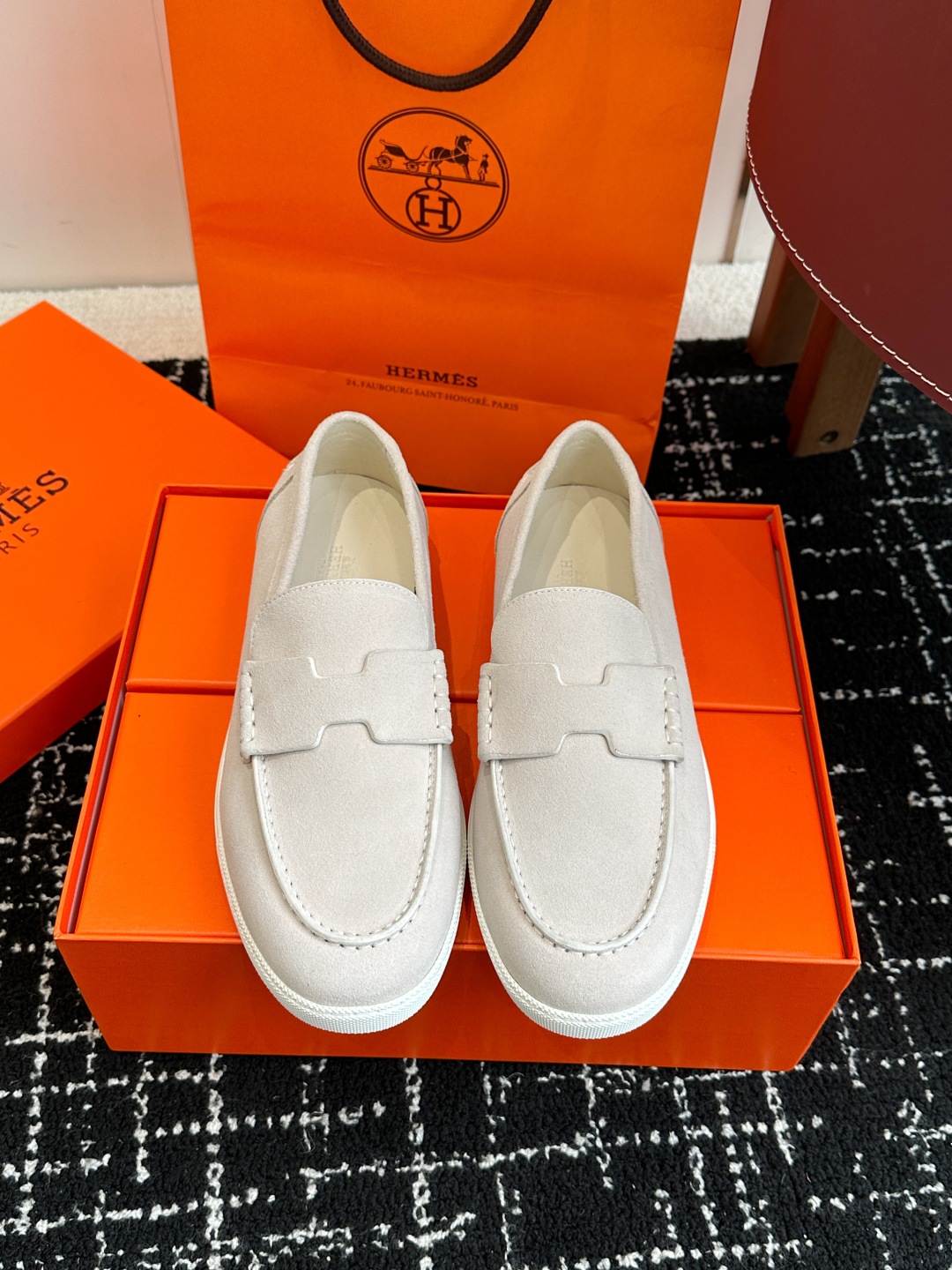 代购级
Hermes 爱马仕经典H 情侣款 乐福鞋 经久不衰 休闲 简约风格免系带休闲运动鞋

舒适 休