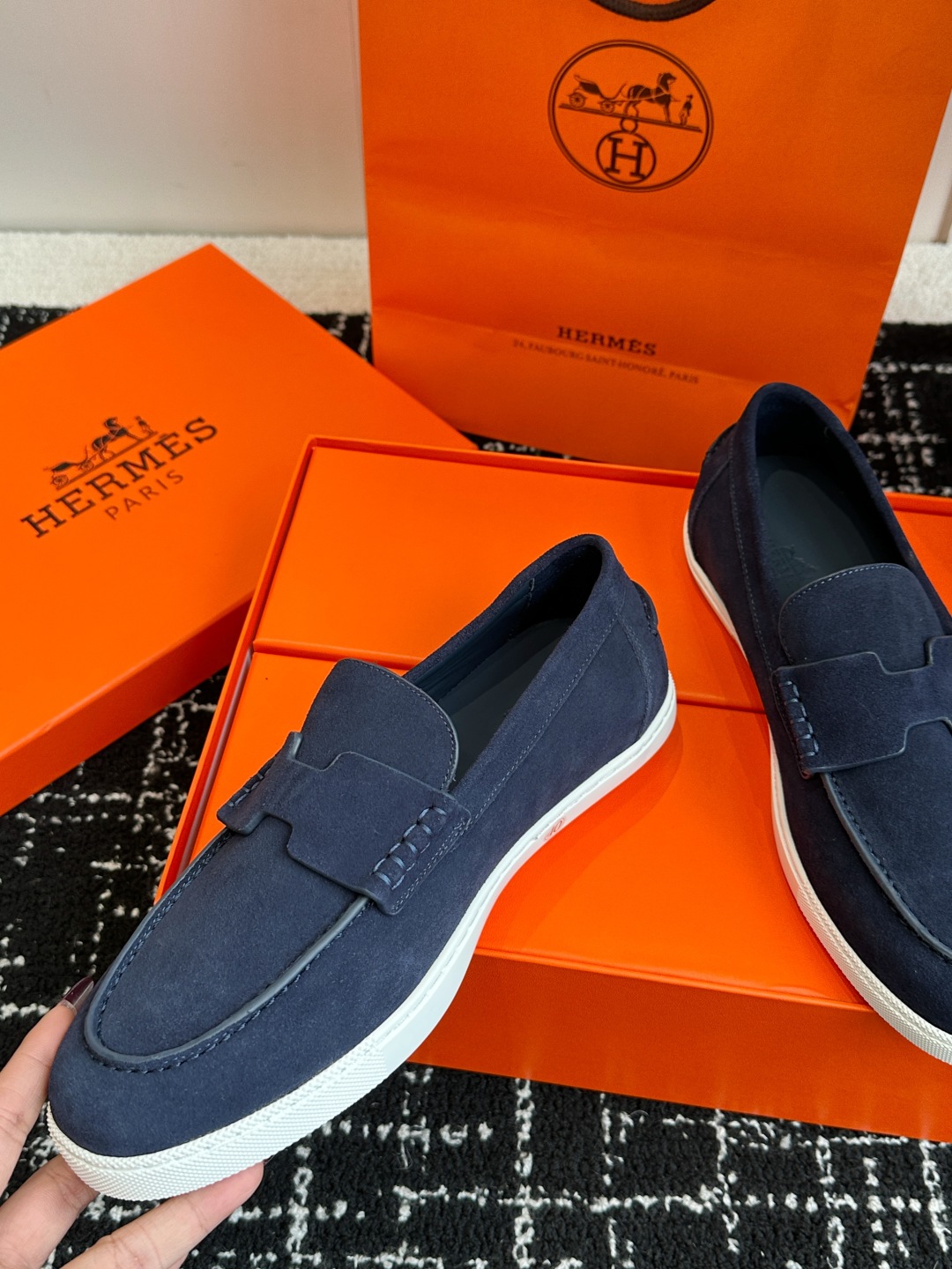 代购级
Hermes 爱马仕经典H 情侣款 乐福鞋 经久不衰 休闲 简约风格免系带休闲运动鞋

舒适 休