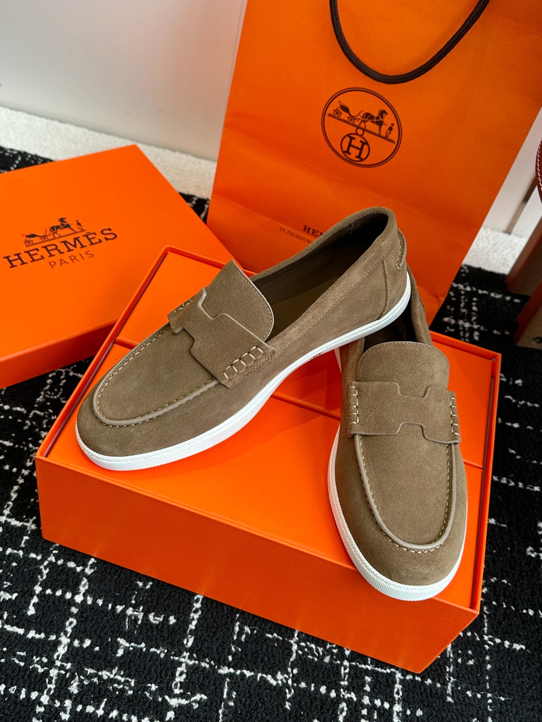代购级
Hermes 爱马仕经典H 情侣款 乐福鞋 经久不衰 休闲 简约风格免系带休闲运动鞋

舒适 休
