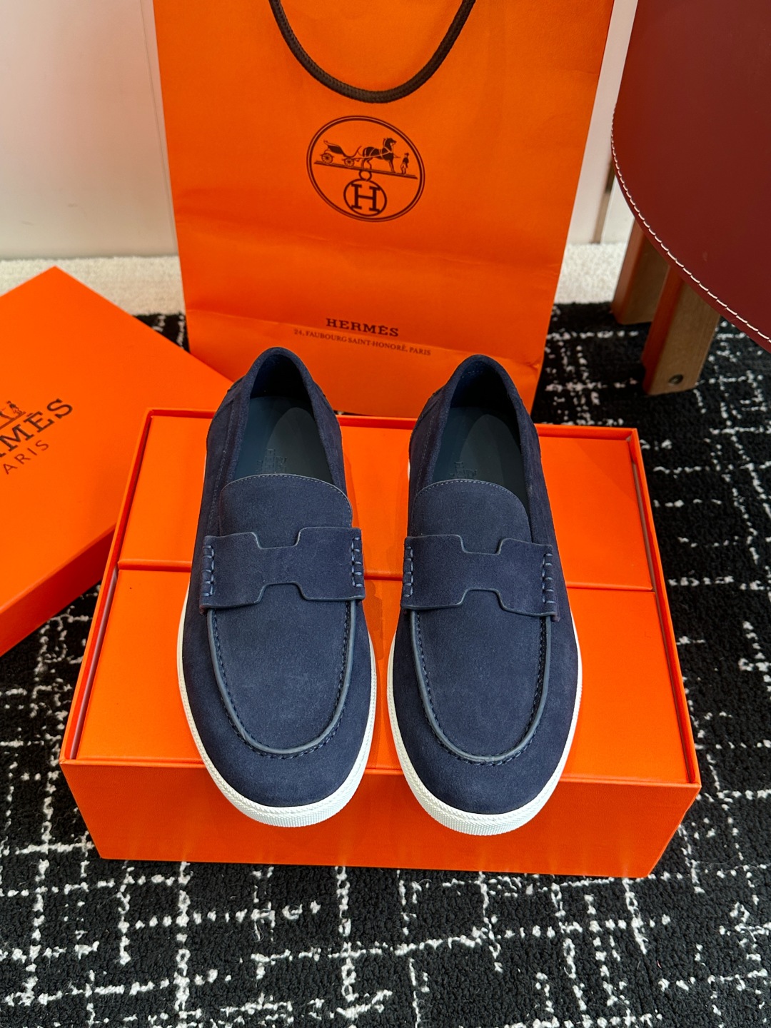 代购级
Hermes 爱马仕经典H 情侣款 乐福鞋 经久不衰 休闲 简约风格免系带休闲运动鞋

舒适 休