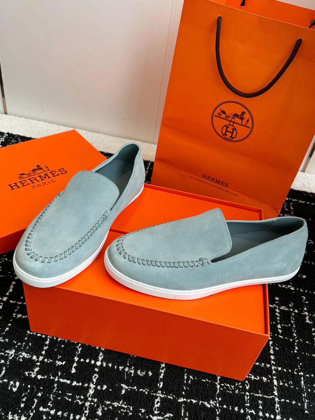 代购级
Hermes 爱马仕经典H 情侣款 乐福鞋 经久不衰 休闲 简约风格免系带休闲运动鞋

舒适 休