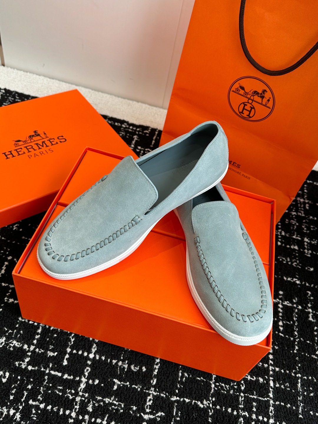 代购级
Hermes 爱马仕经典H 情侣款 乐福鞋 经久不衰 休闲 简约风格免系带休闲运动鞋

舒适 休