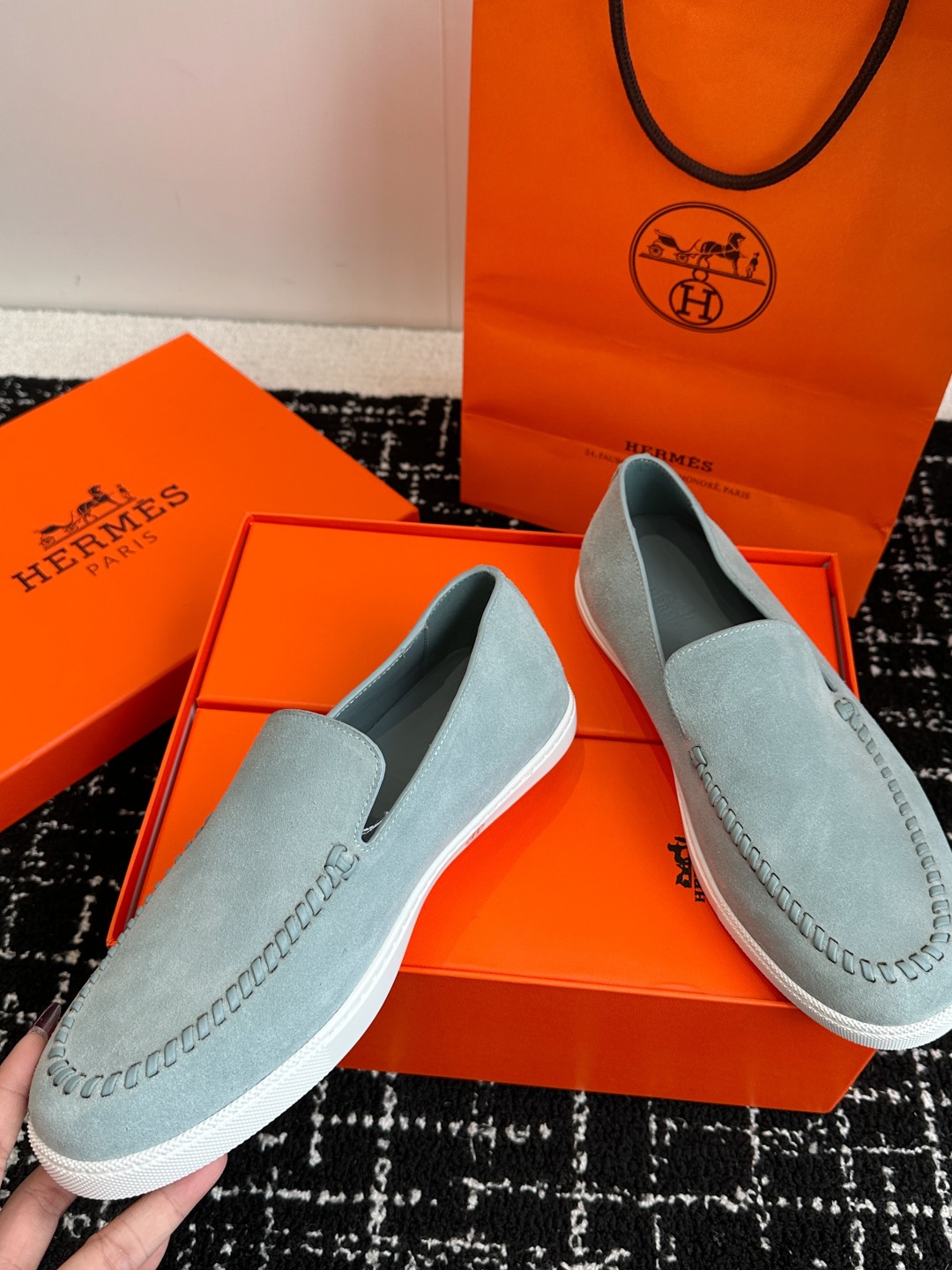 代购级
Hermes 爱马仕经典H 情侣款 乐福鞋 经久不衰 休闲 简约风格免系带休闲运动鞋

舒适 休