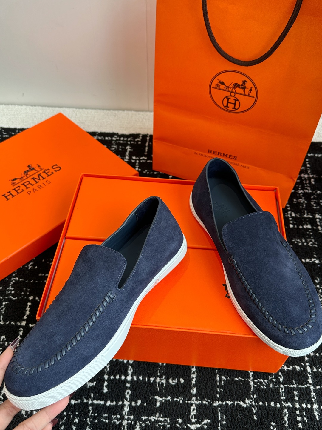 代购级
Hermes 爱马仕经典H 情侣款 乐福鞋 经久不衰 休闲 简约风格免系带休闲运动鞋

舒适 休