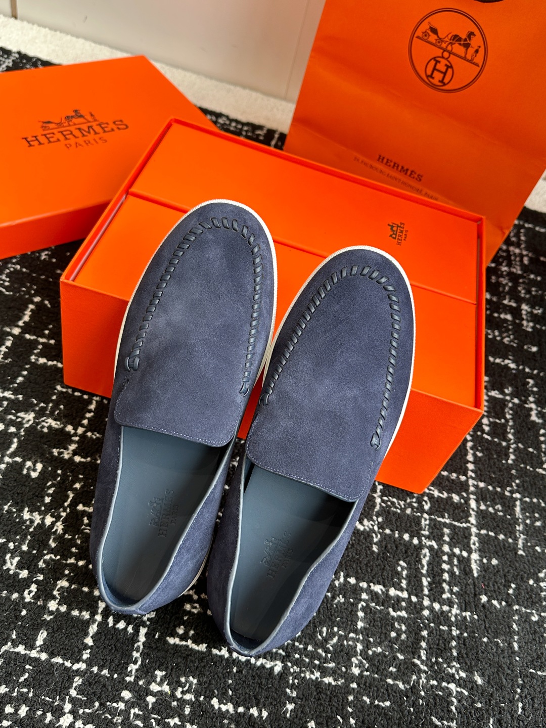 代购级
Hermes 爱马仕经典H 情侣款 乐福鞋 经久不衰 休闲 简约风格免系带休闲运动鞋

舒适 休