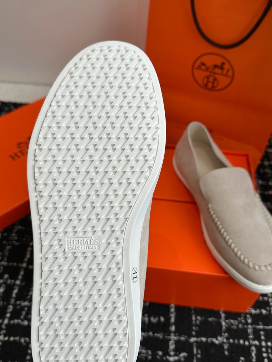 代购级
Hermes 爱马仕经典H 情侣款 乐福鞋 经久不衰 休闲 简约风格免系带休闲运动鞋

舒适 休