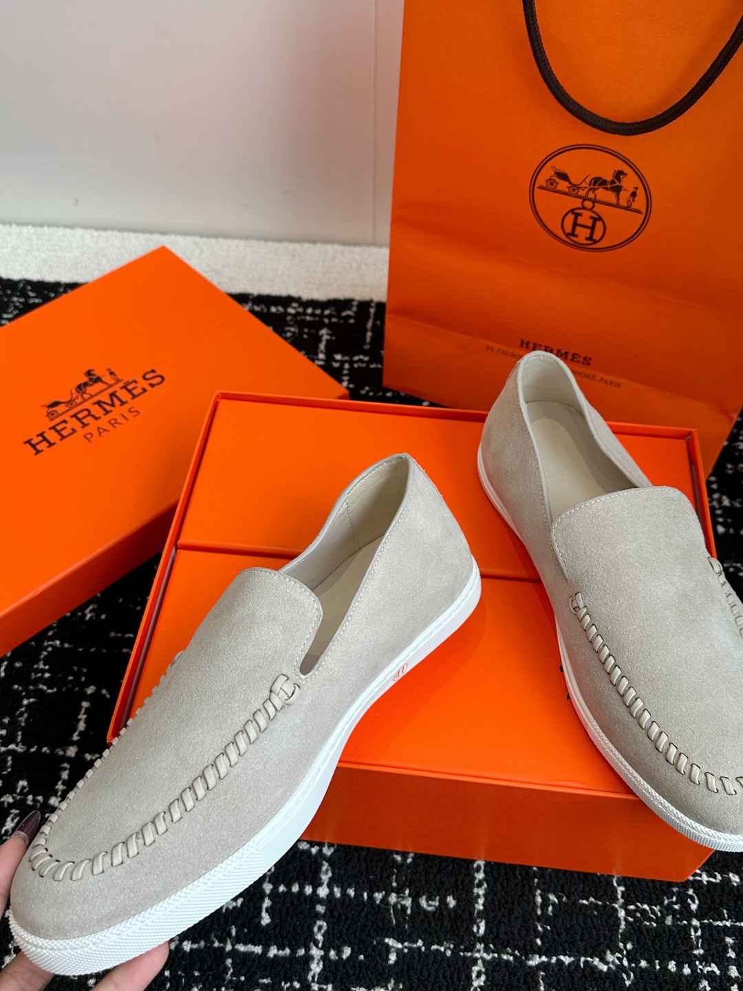 代购级
Hermes 爱马仕经典H 情侣款 乐福鞋 经久不衰 休闲 简约风格免系带休闲运动鞋

舒适 休