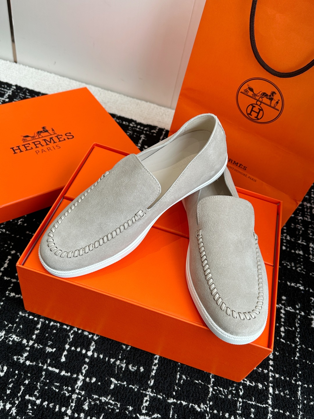代购级
Hermes 爱马仕经典H 情侣款 乐福鞋 经久不衰 休闲 简约风格免系带休闲运动鞋

舒适 休