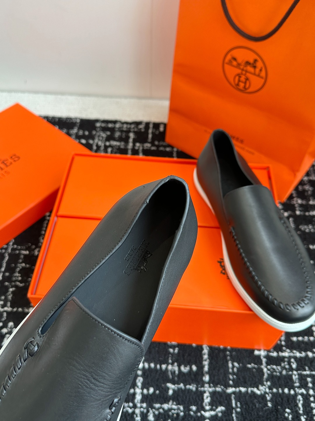 代购级
Hermes 爱马仕经典H 情侣款 乐福鞋 经久不衰 休闲 简约风格免系带休闲运动鞋

舒适 休
