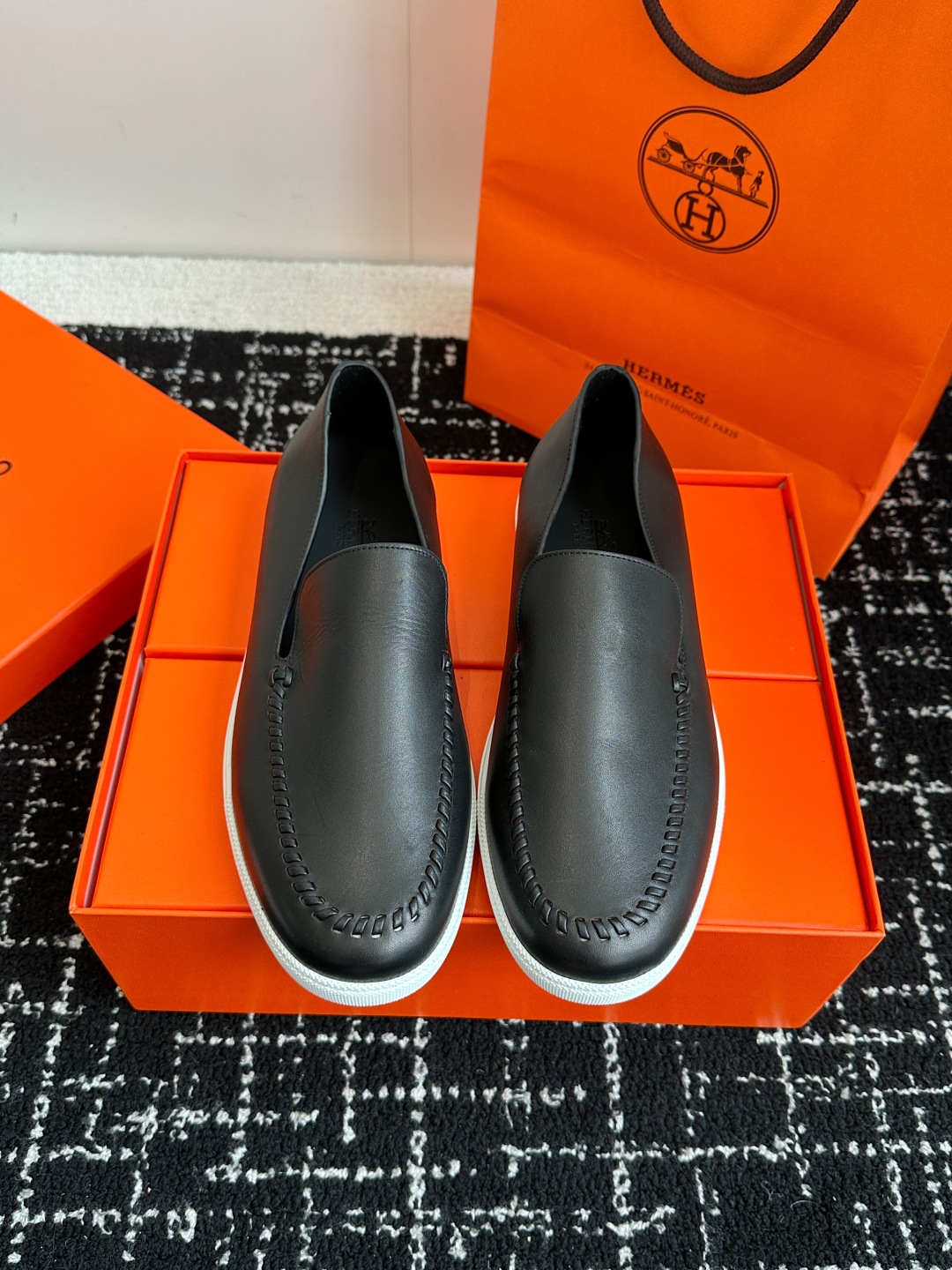 代购级
Hermes 爱马仕经典H 情侣款 乐福鞋 经久不衰 休闲 简约风格免系带休闲运动鞋

舒适 休