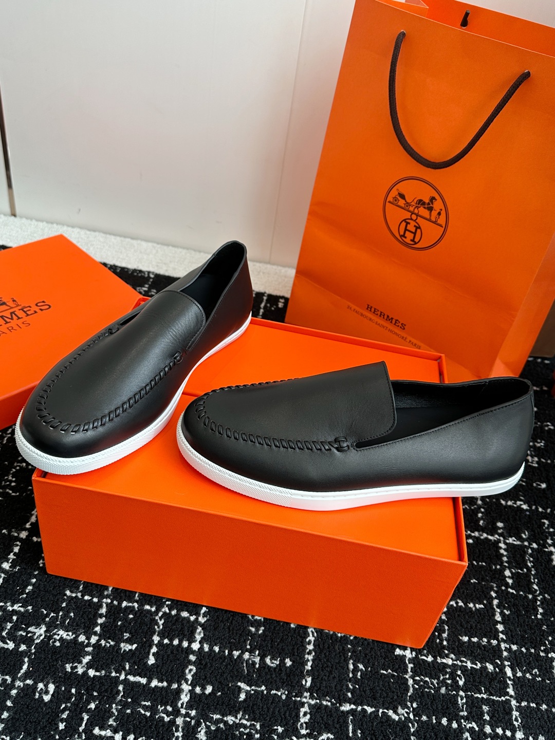 代购级
Hermes 爱马仕经典H 情侣款 乐福鞋 经久不衰 休闲 简约风格免系带休闲运动鞋

舒适 休