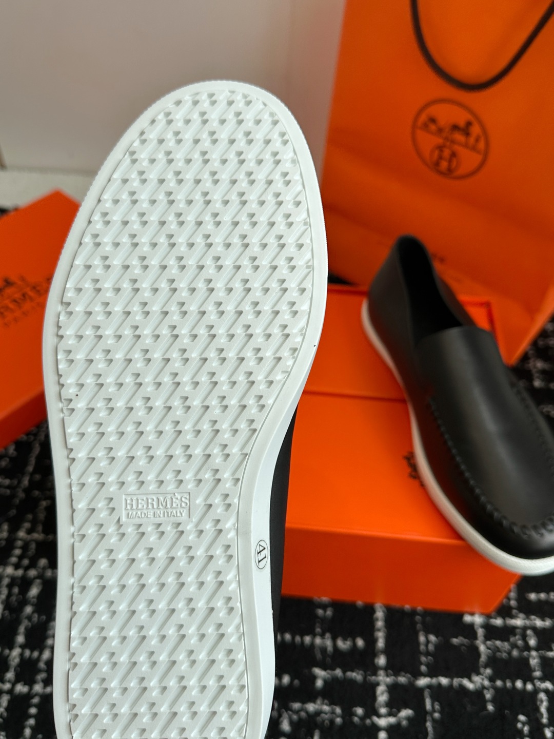 代购级
Hermes 爱马仕经典H 情侣款 乐福鞋 经久不衰 休闲 简约风格免系带休闲运动鞋

舒适 休
