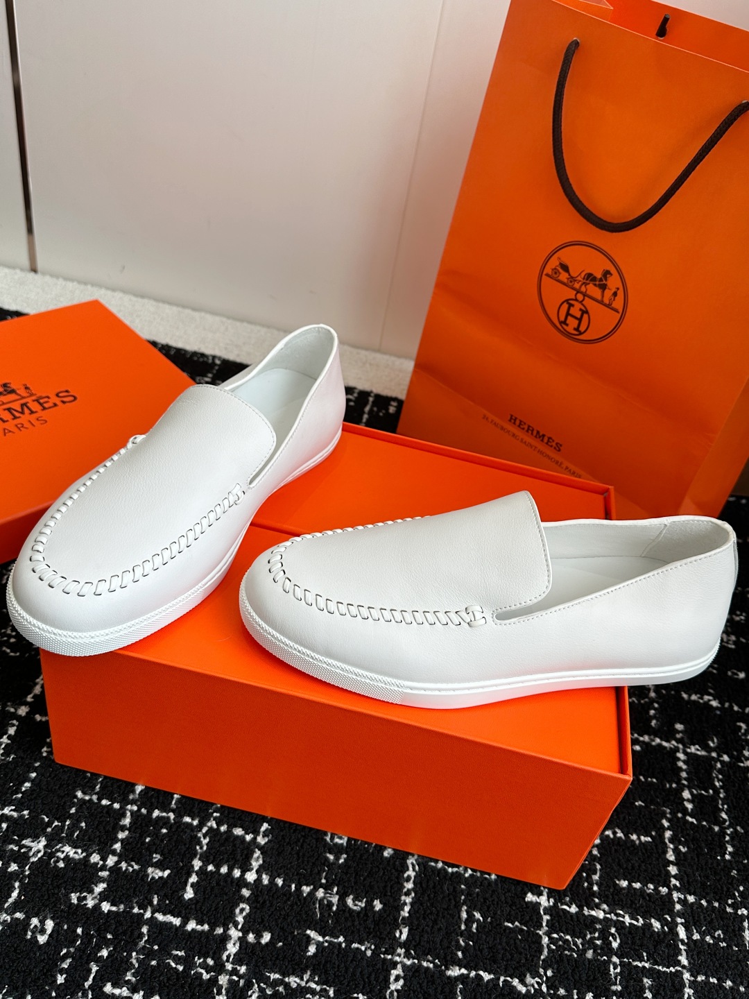 代购级
Hermes 爱马仕经典H 情侣款 乐福鞋 经久不衰 休闲 简约风格免系带休闲运动鞋

舒适 休