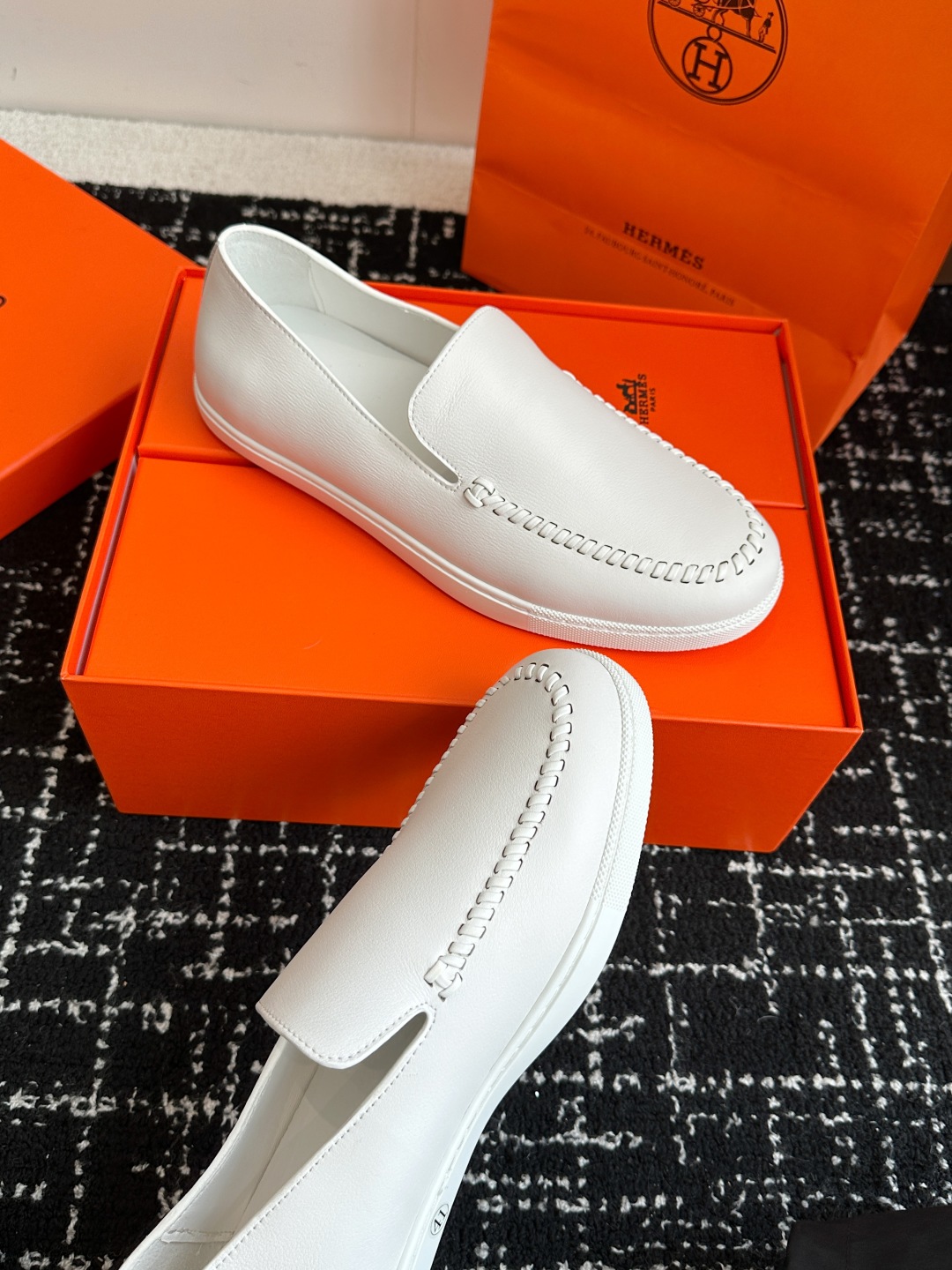 代购级
Hermes 爱马仕经典H 情侣款 乐福鞋 经久不衰 休闲 简约风格免系带休闲运动鞋

舒适 休