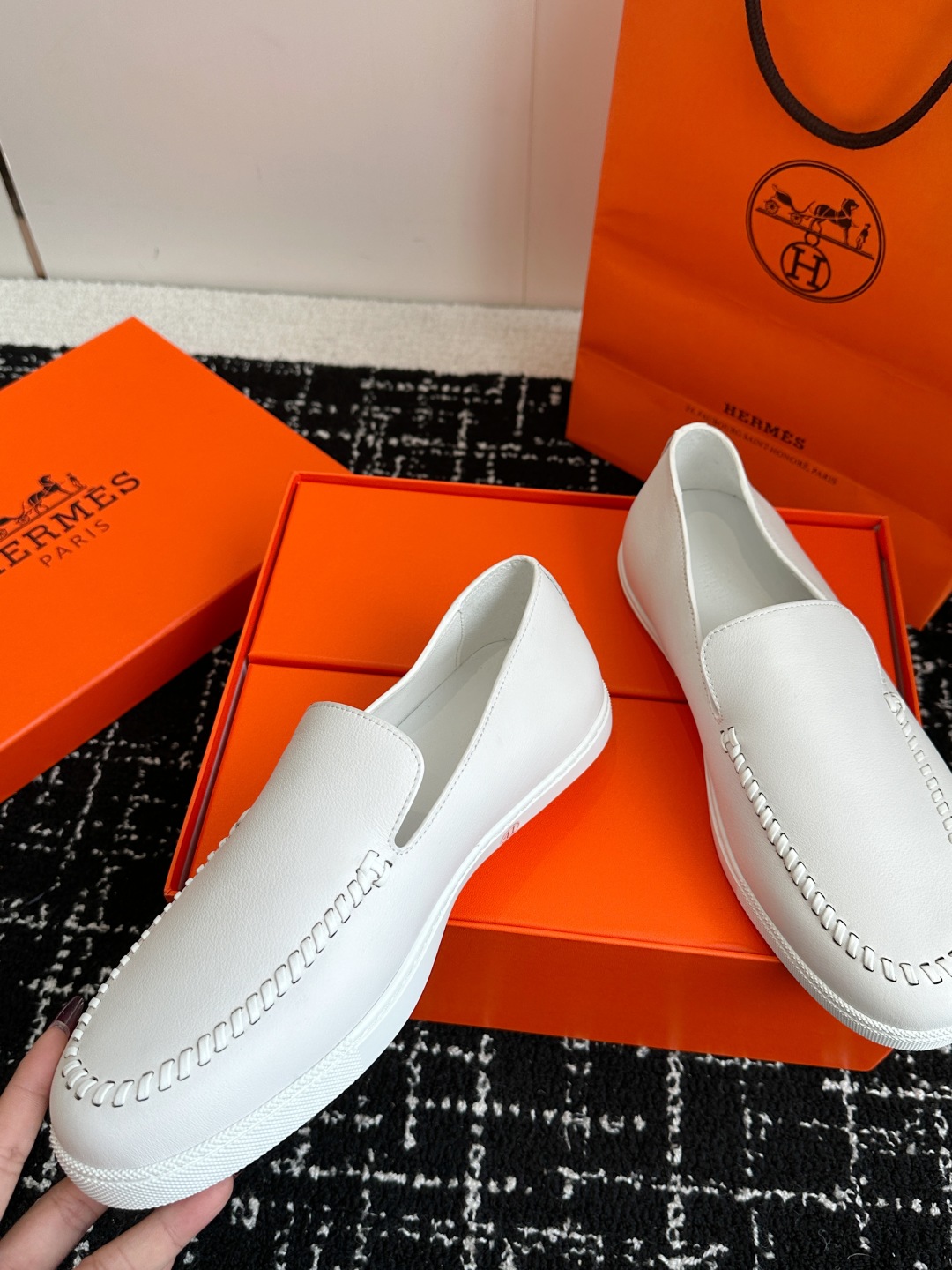 代购级
Hermes 爱马仕经典H 情侣款 乐福鞋 经久不衰 休闲 简约风格免系带休闲运动鞋

舒适 休