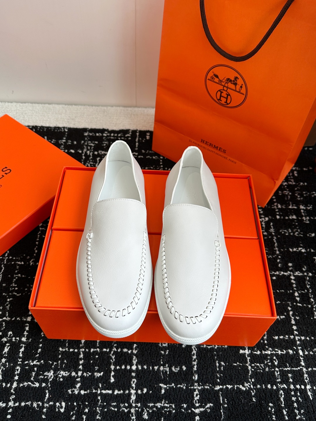 代购级
Hermes 爱马仕经典H 情侣款 乐福鞋 经久不衰 休闲 简约风格免系带休闲运动鞋

舒适 休