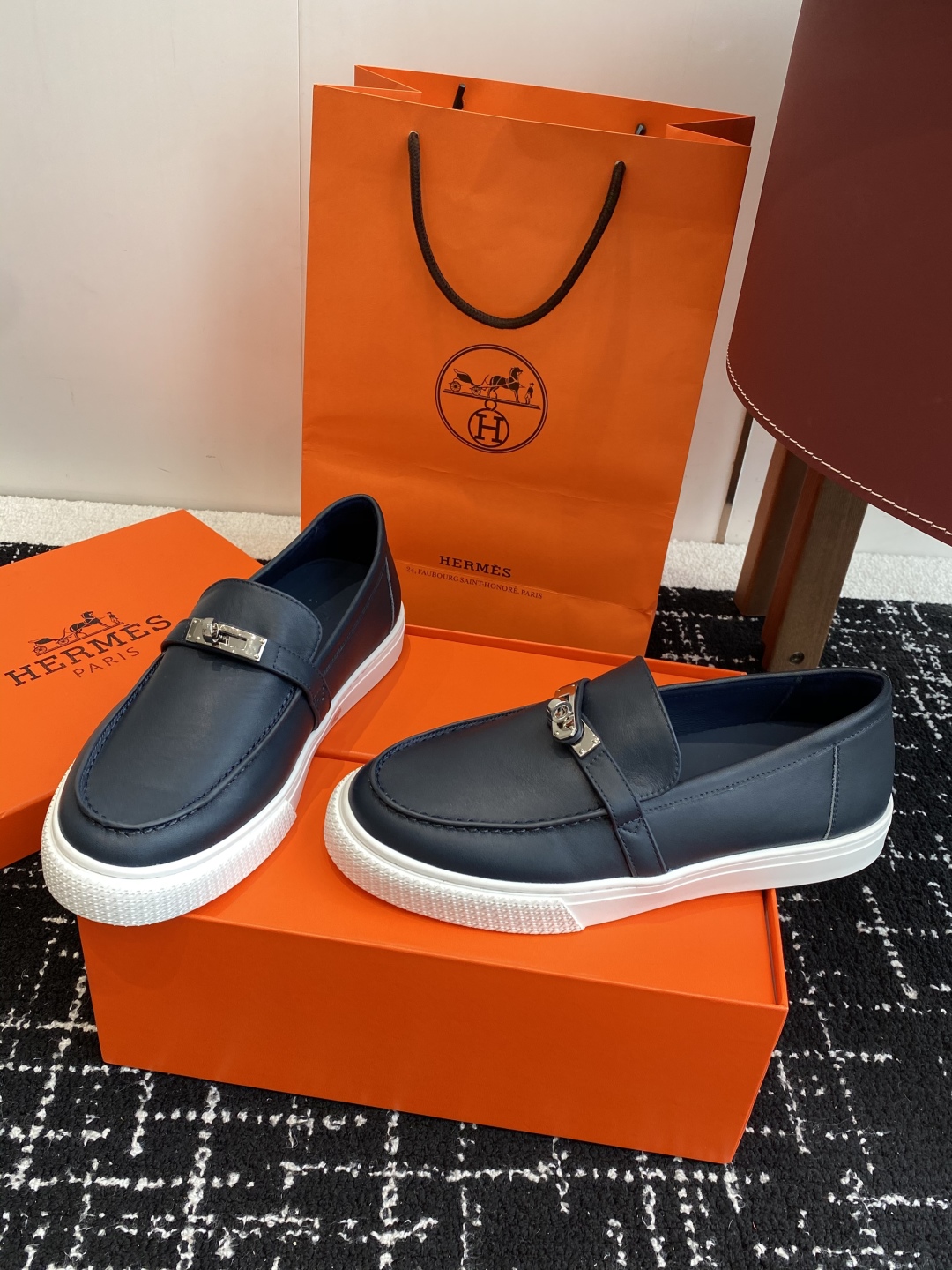 代购级
Hermes 爱马仕经典H 情侣款 乐福鞋 经久不衰 休闲 简约风格免系带休闲运动鞋

舒适 休