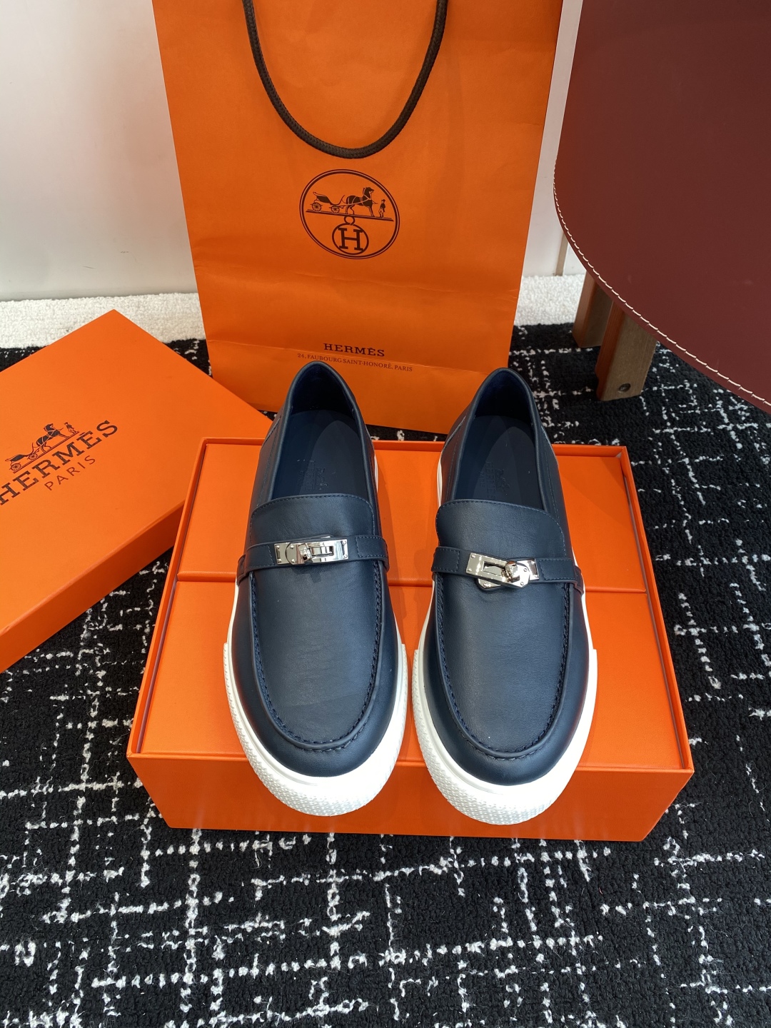 代购级
Hermes 爱马仕经典H 情侣款 乐福鞋 经久不衰 休闲 简约风格免系带休闲运动鞋

舒适 休