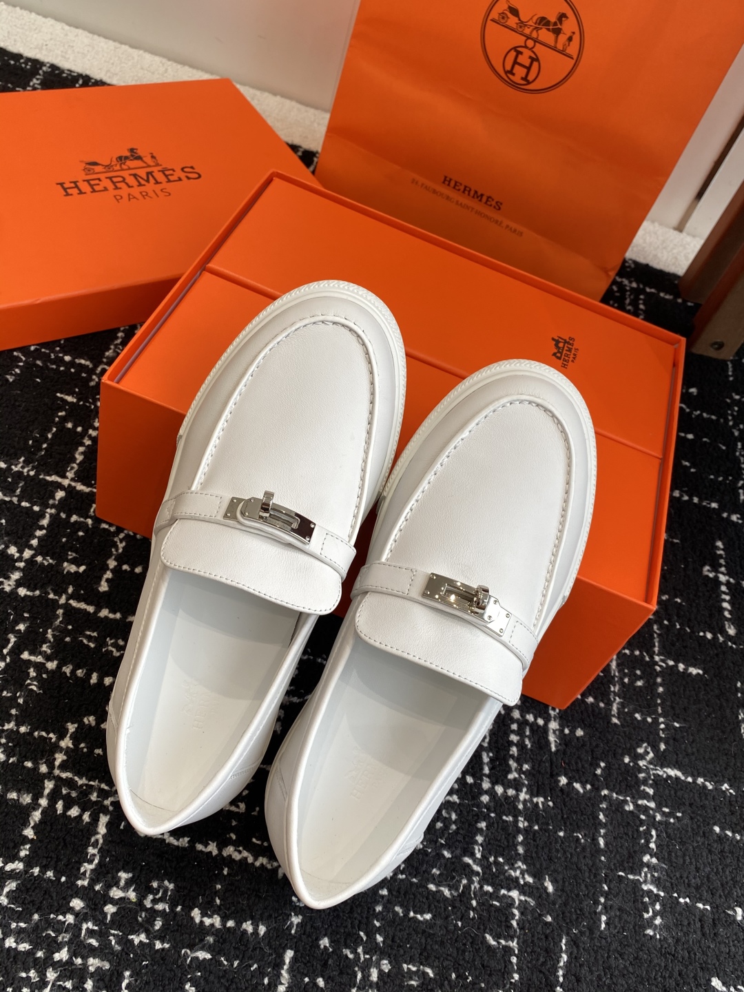 代购级
Hermes 爱马仕经典H 情侣款 乐福鞋 经久不衰 休闲 简约风格免系带休闲运动鞋

舒适 休