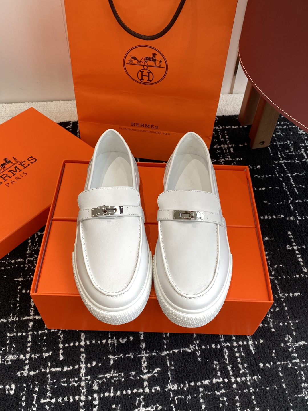 代购级
Hermes 爱马仕经典H 情侣款 乐福鞋 经久不衰 休闲 简约风格免系带休闲运动鞋

舒适 休
