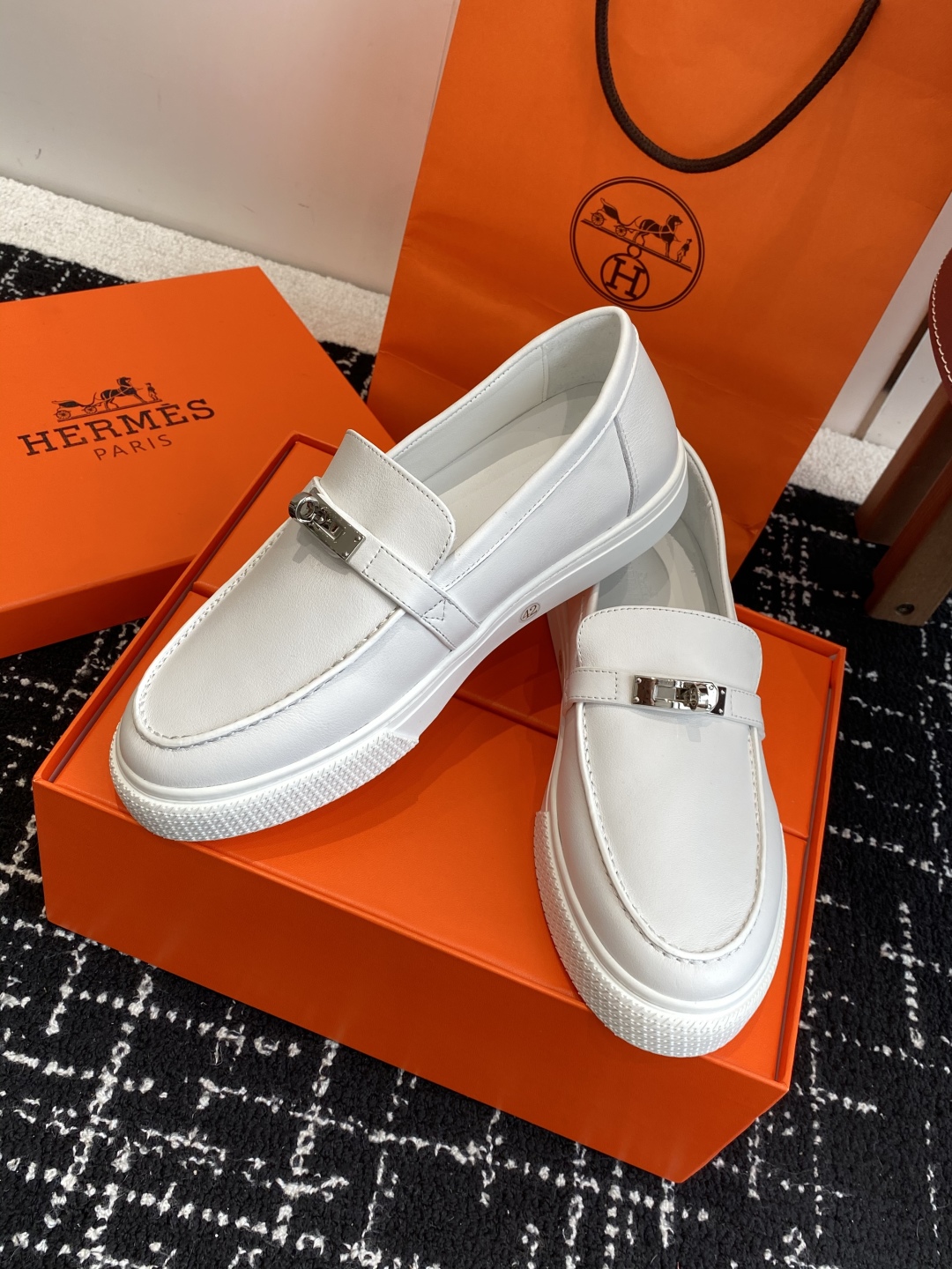 代购级
Hermes 爱马仕经典H 情侣款 乐福鞋 经久不衰 休闲 简约风格免系带休闲运动鞋

舒适 休