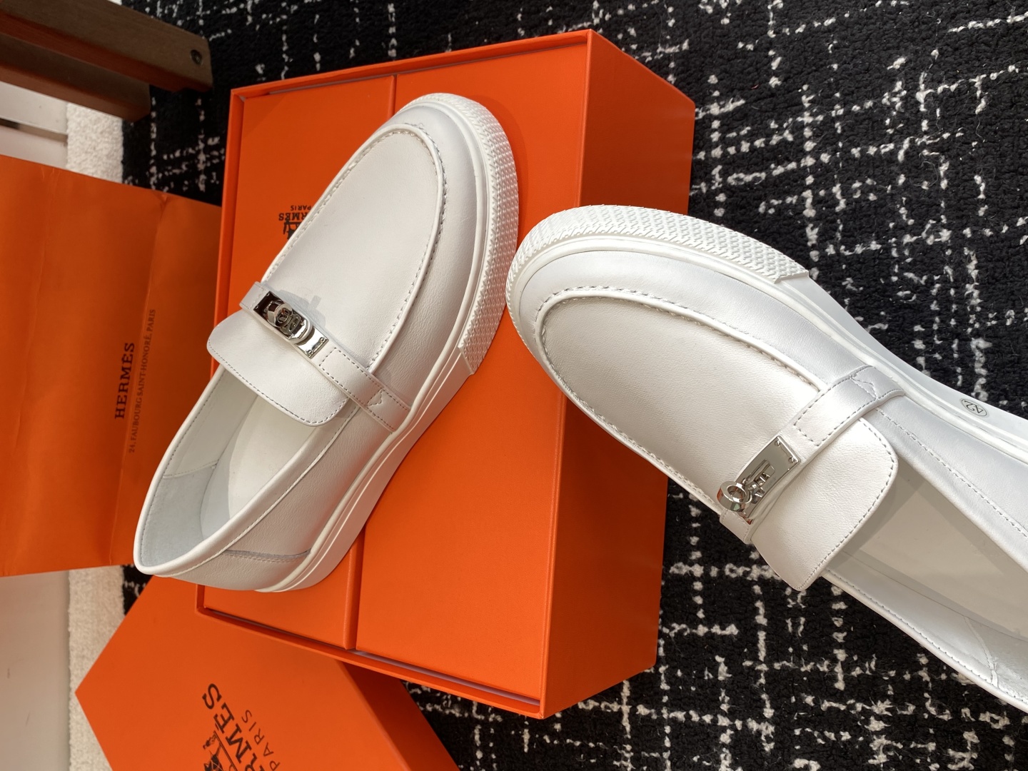 代购级
Hermes 爱马仕经典H 情侣款 乐福鞋 经久不衰 休闲 简约风格免系带休闲运动鞋

舒适 休