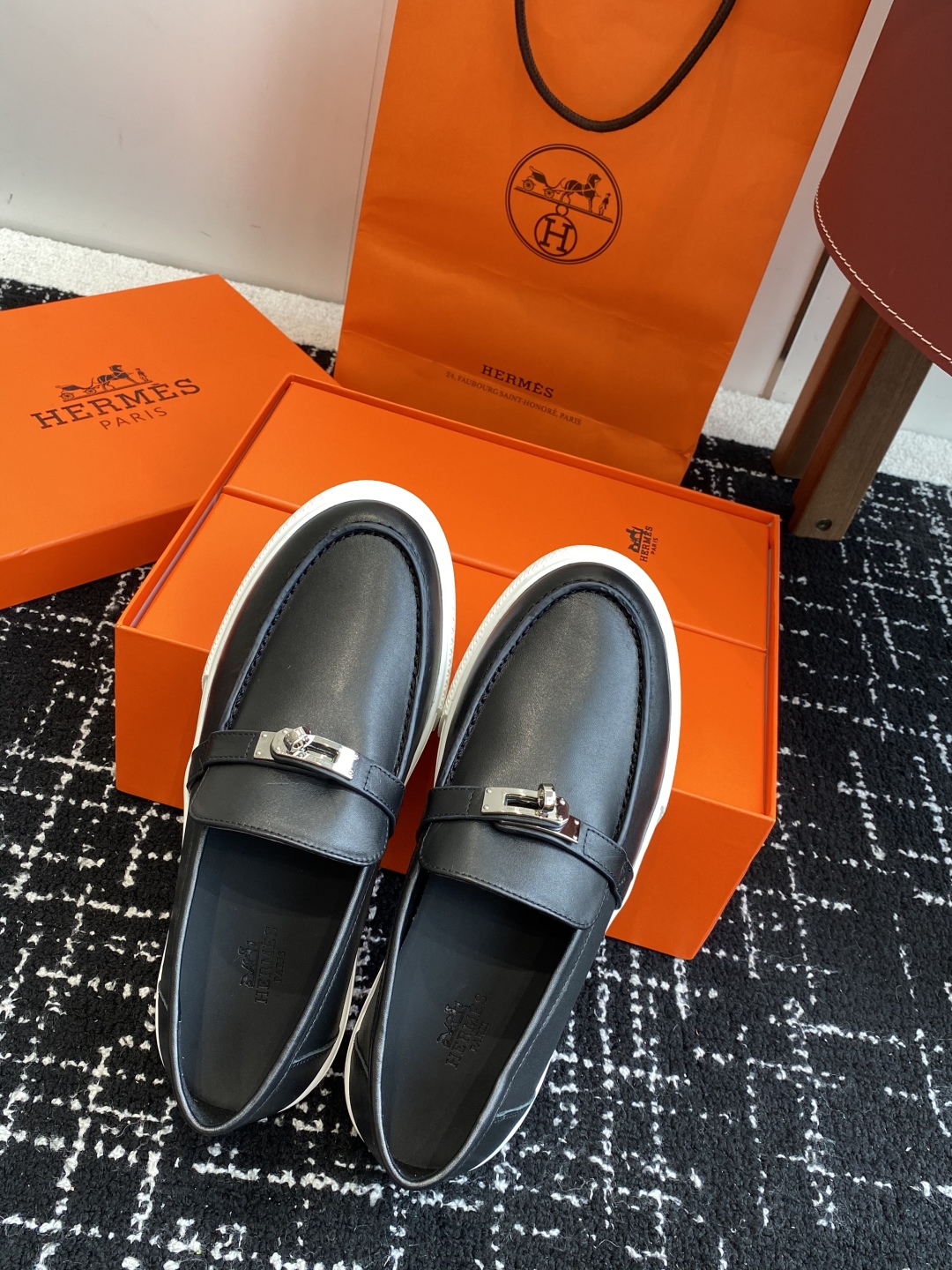 代购级
Hermes 爱马仕经典H 情侣款 乐福鞋 经久不衰 休闲 简约风格免系带休闲运动鞋

舒适 休