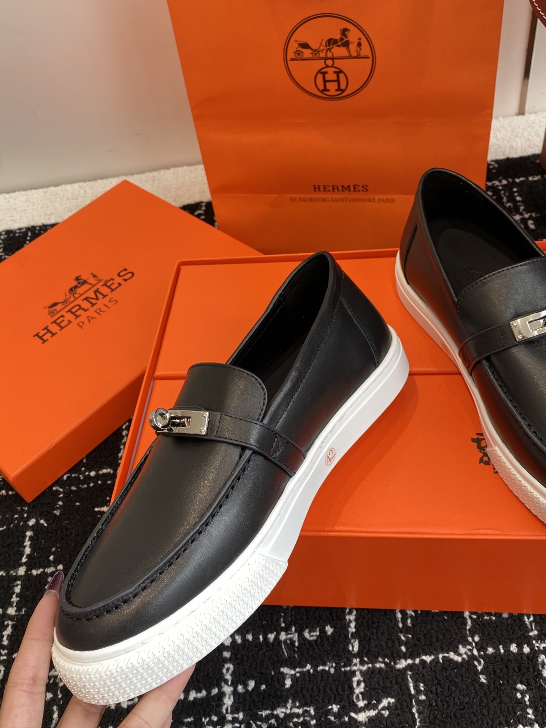 代购级
Hermes 爱马仕经典H 情侣款 乐福鞋 经久不衰 休闲 简约风格免系带休闲运动鞋

舒适 休