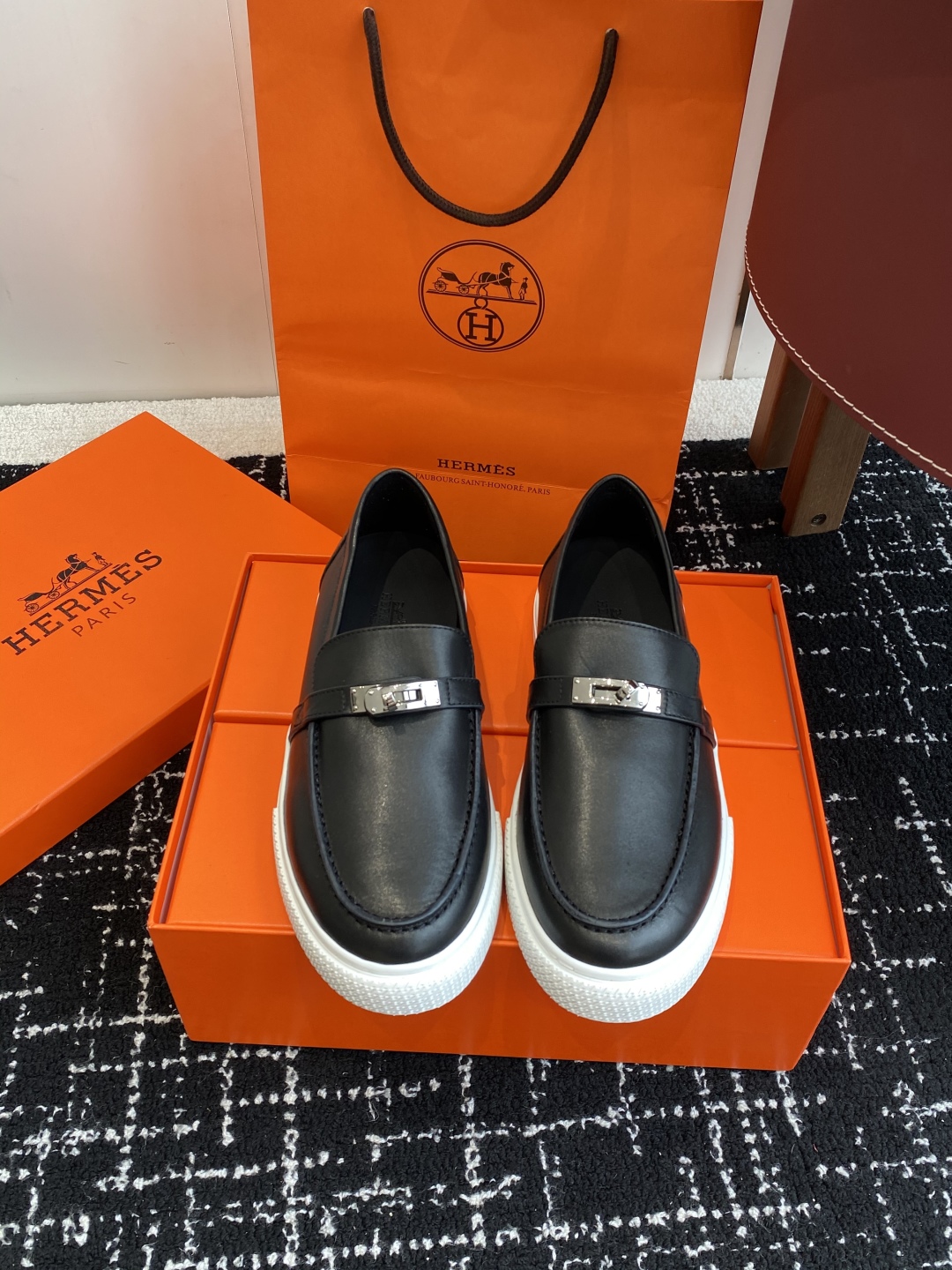 代购级
Hermes 爱马仕经典H 情侣款 乐福鞋 经久不衰 休闲 简约风格免系带休闲运动鞋

舒适 休