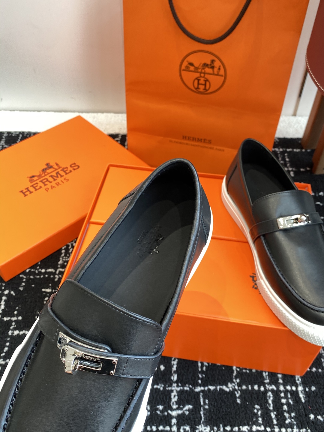 代购级
Hermes 爱马仕经典H 情侣款 乐福鞋 经久不衰 休闲 简约风格免系带休闲运动鞋

舒适 休