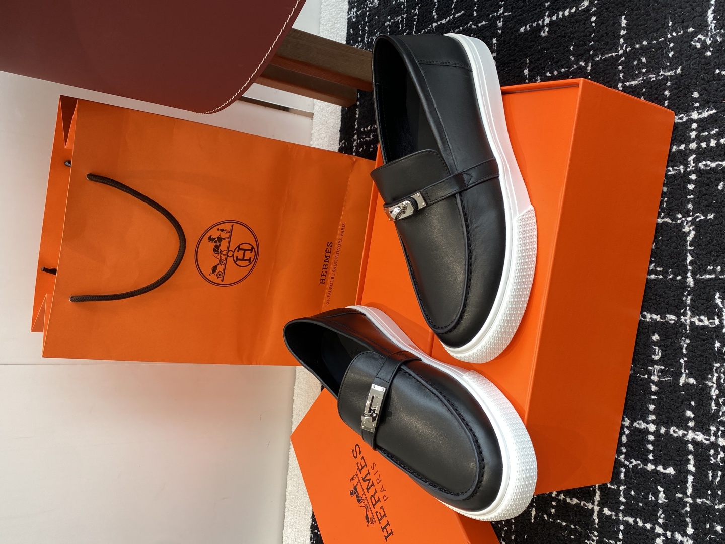 代购级
Hermes 爱马仕经典H 情侣款 乐福鞋 经久不衰 休闲 简约风格免系带休闲运动鞋

舒适 休