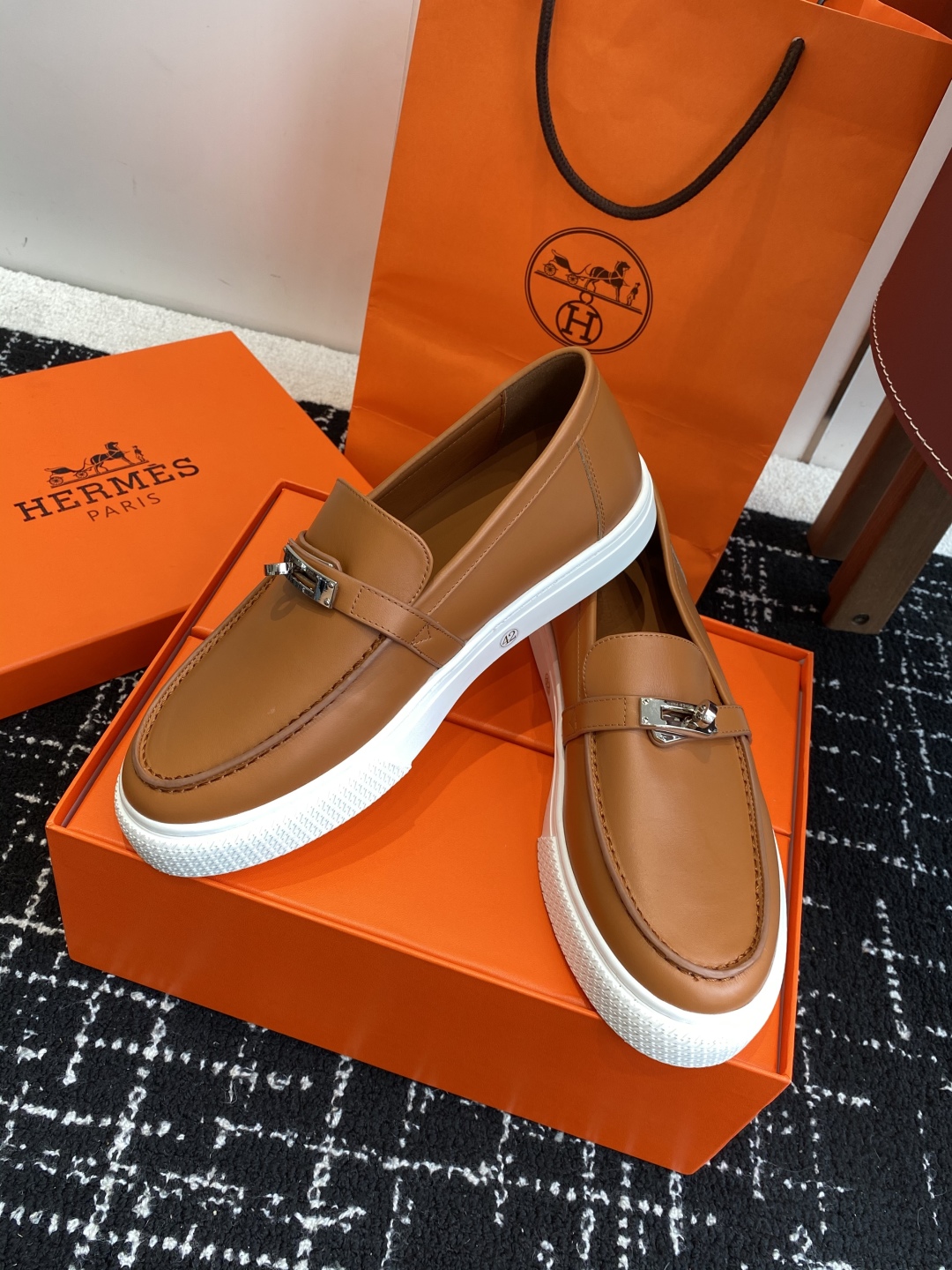 代购级
Hermes 爱马仕经典H 情侣款 乐福鞋 经久不衰 休闲 简约风格免系带休闲运动鞋

舒适 休